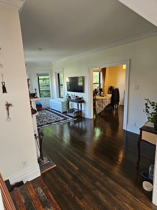 Building Photo - 539 W Brompton Ave