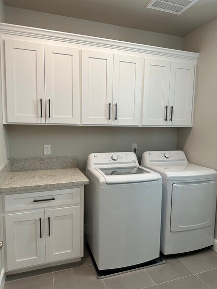 Building Photo - 3040 Vaughn Way