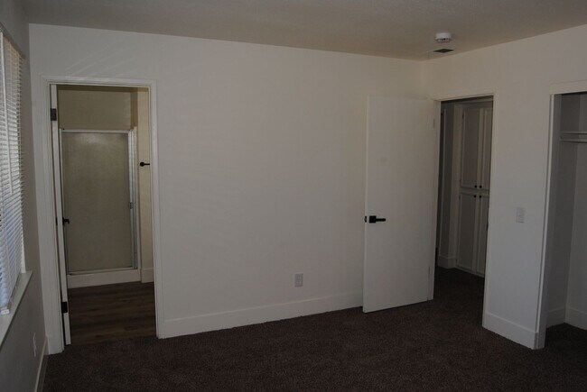 Building Photo - 2401 Bernice Ct