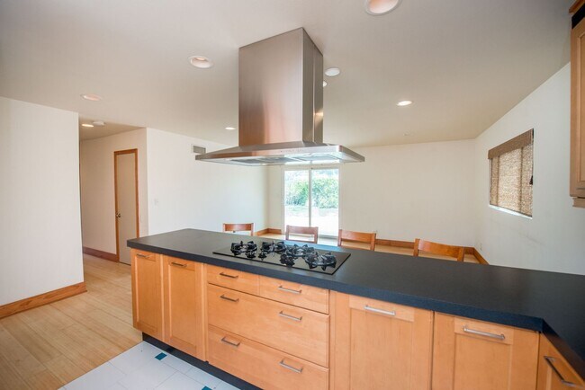 Building Photo - 3 Bedroom Single Family Home in the Brea-O...