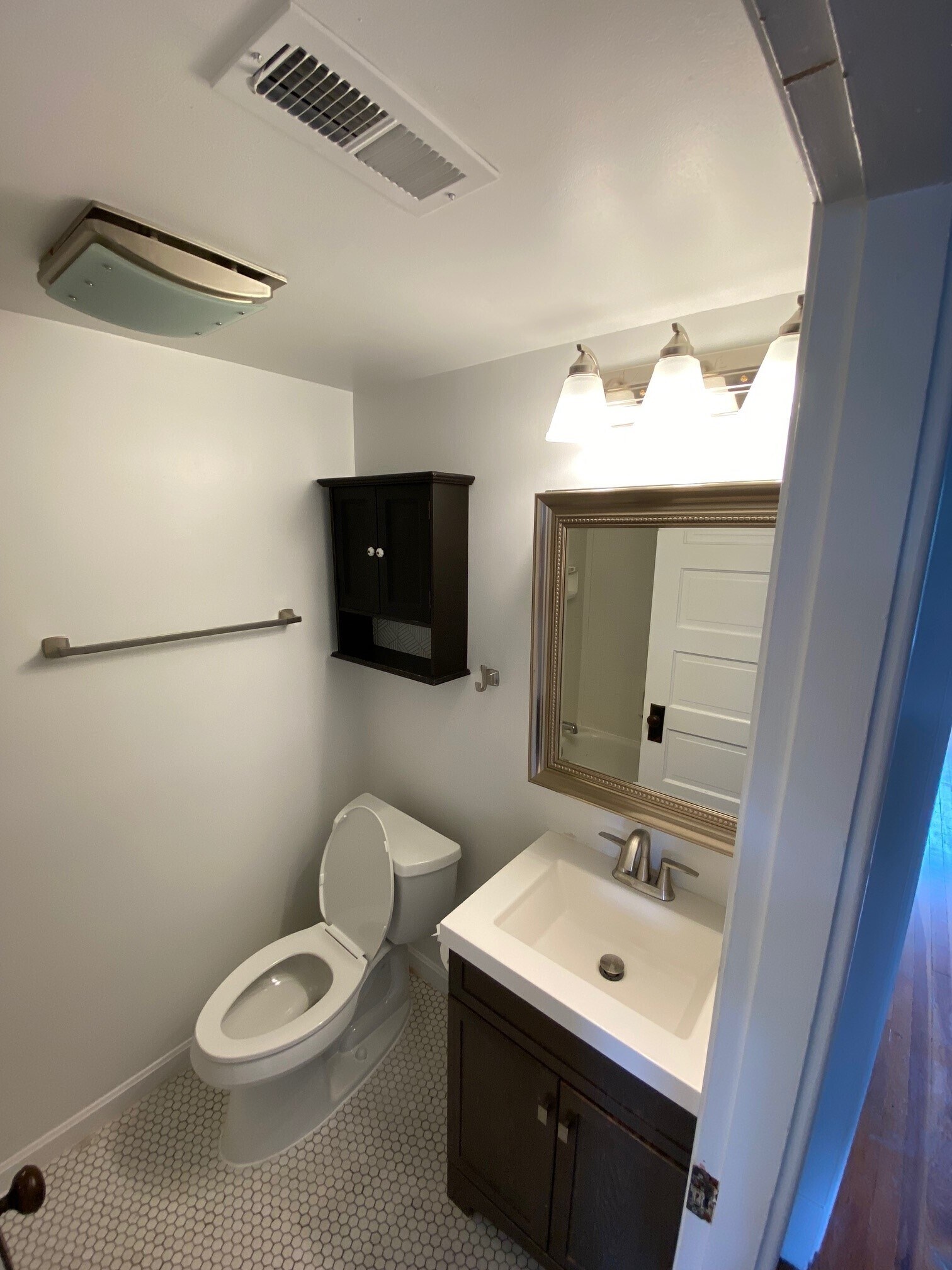 2nd Floor Full Bath - 112 N Peyton St