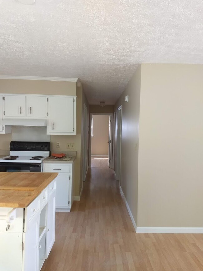 Building Photo - 137 Prentice St