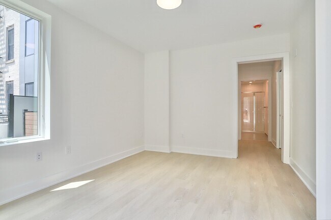 Building Photo - 303 Madison St
