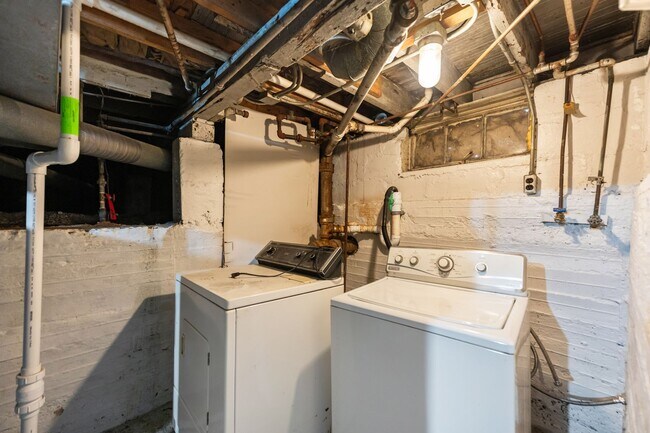 Building Photo - Charming 2-Bedroom Home with Fenced Yard –...