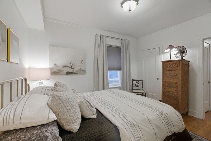 Building Photo - 1624 W Olive Ave