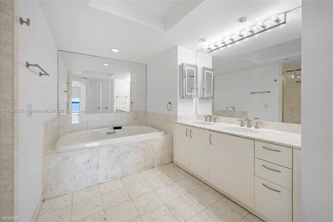 Building Photo - 2 br, 2.5 bath Condo - 1331 Brickell Bay D...