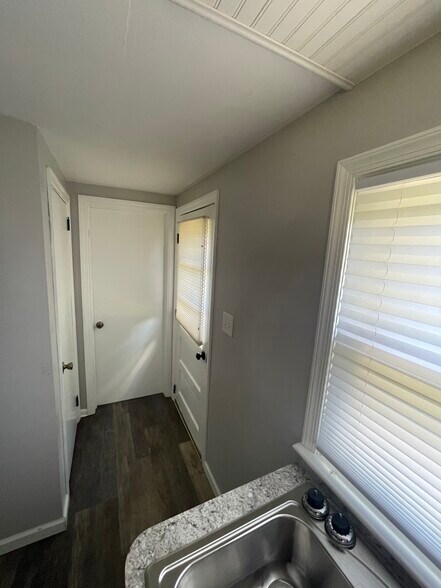 Building Photo - 407 Mount Allen Drive