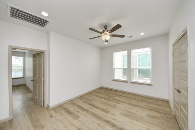 Building Photo - 2119 Esther Dr