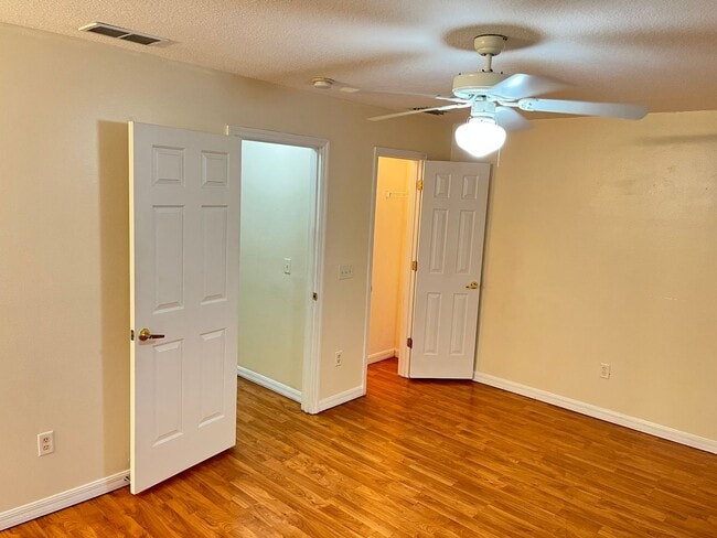 Building Photo - Beautiful 3bed/2bath townhouse close to Di...