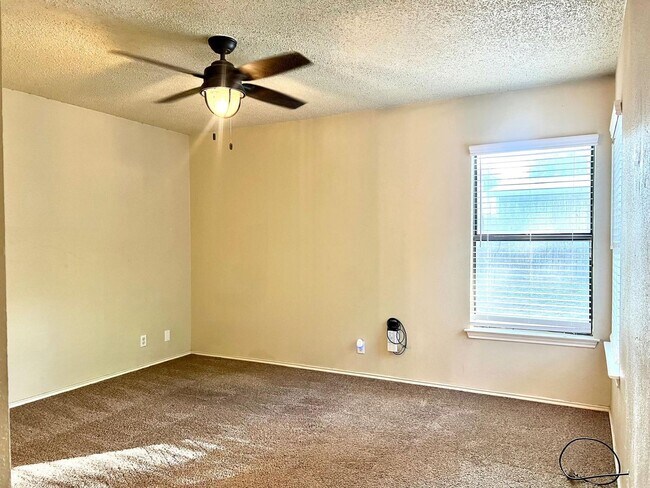 Building Photo - 207 Canoga Park Dr
