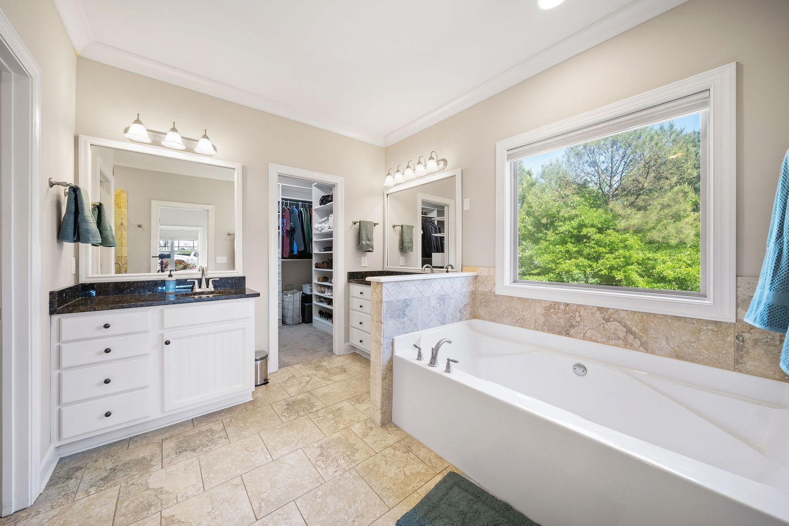 Building Photo - Spacious Home in Solamere Subdivision