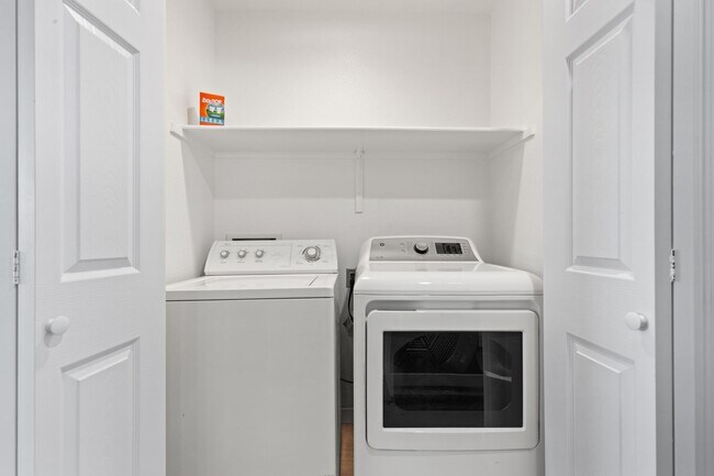 Building Photo - Cozy Furnished 3bed 3bath l Near Southern Highlands