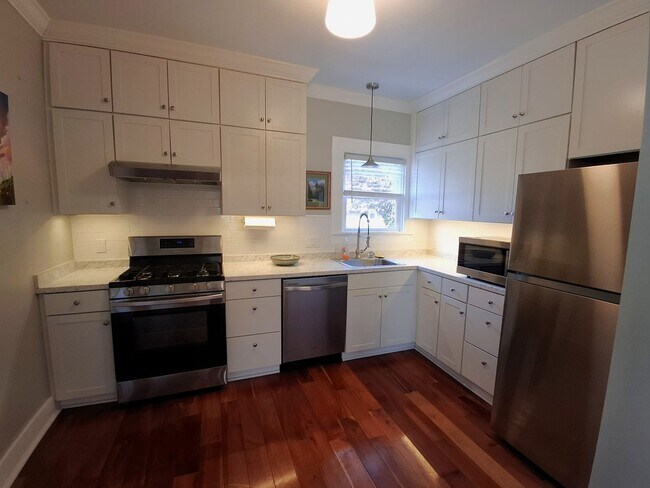 Building Photo - 2321 Elm St