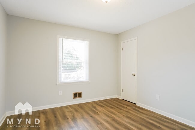 Building Photo - 706 Pond St