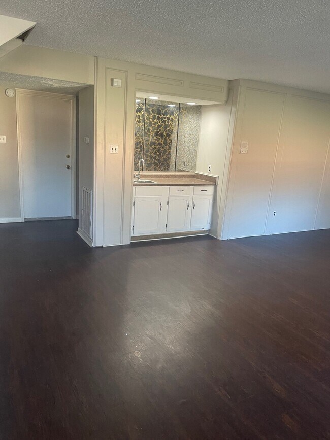 Building Photo - 10106 Lost Trail St