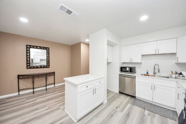Building Photo - 6710 Biggs Ct