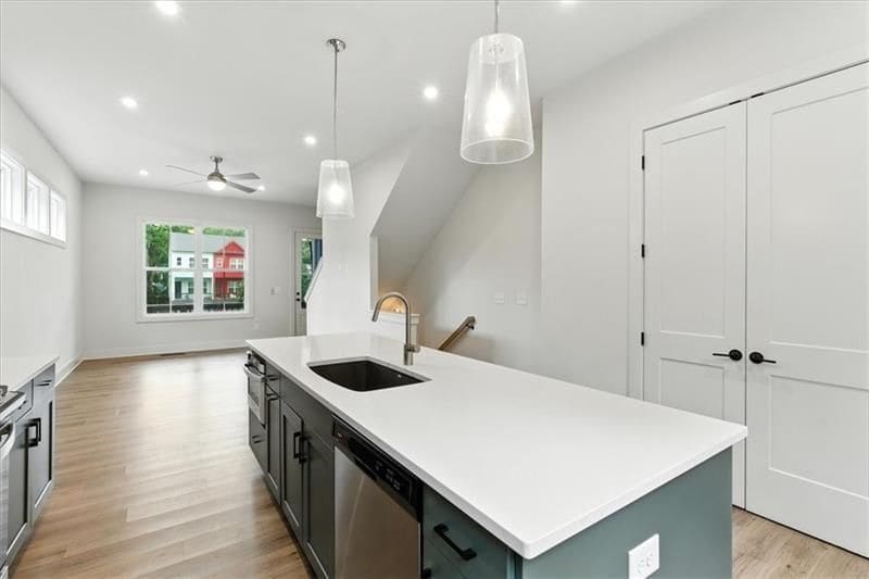 Building Photo - 170 Color Cir