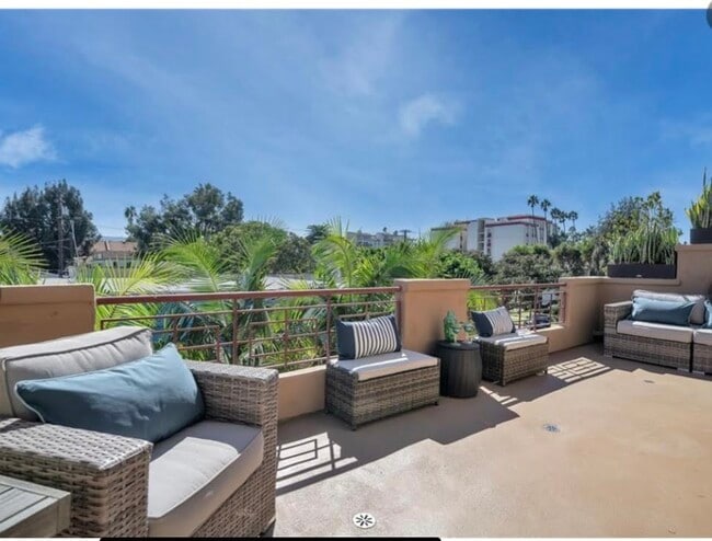 Main Deck Patio - 138 S Broadway