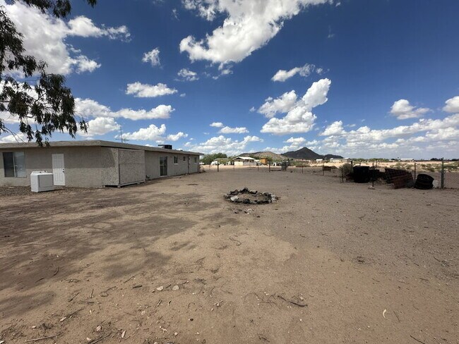 Building Photo - 5431 N Lakeshore Dr