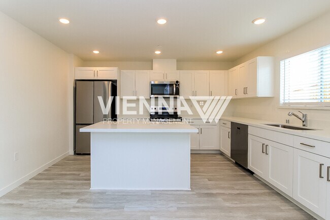 Building Photo - 1048 Silver Feather Wy