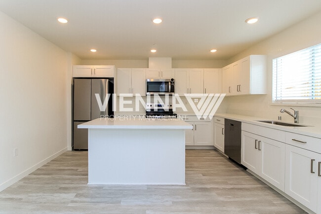 Building Photo - ONE MONTH FREE RENT IF APPROVED AND MOVED IN BY 1/15/26