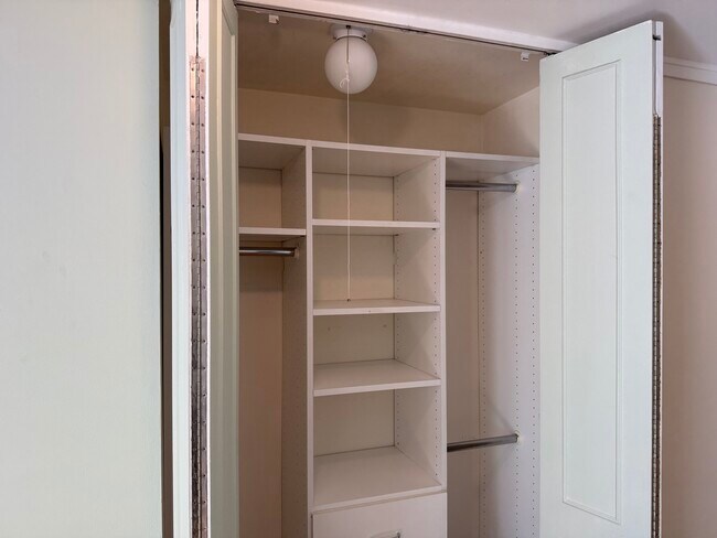 Building Photo - 2600 N Hampden Ct