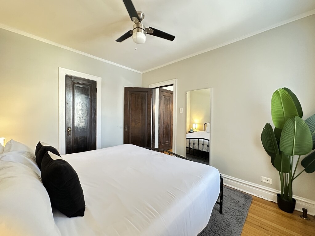 Building Photo - 1911 W Larchmont Ave