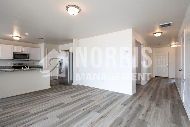 Building Photo - Beautiful Home, Perfect Location and Price