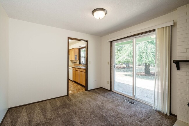 Building Photo - GREAT LOCATION!!! Single Level 3 bedroom 2...