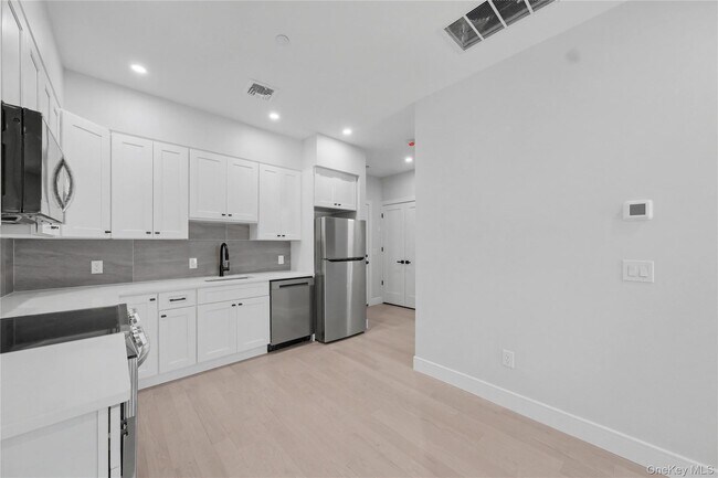 Building Photo - 10 Market St