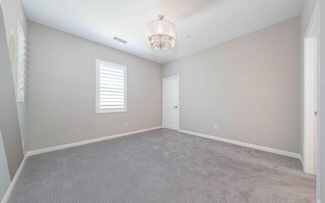 Building Photo - Expansive Portola Springs 4 Bedroom Home