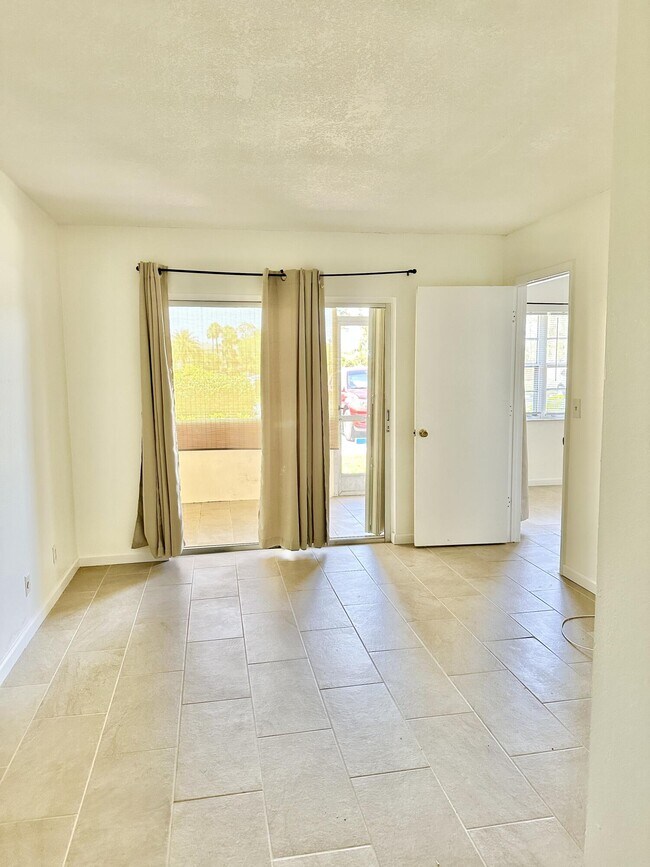 Building Photo - 1566 SE Royal Green Cir