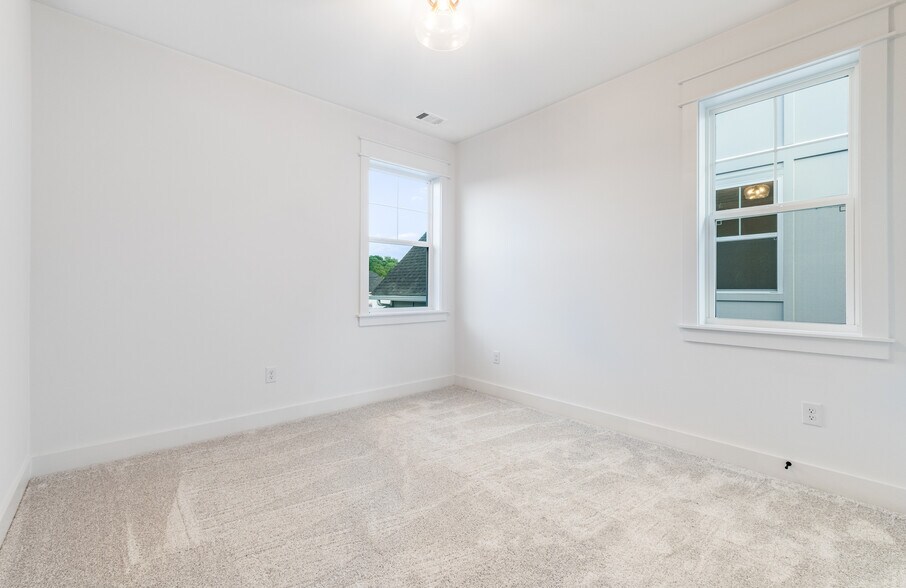 Building Photo - 153 Oasis Dr