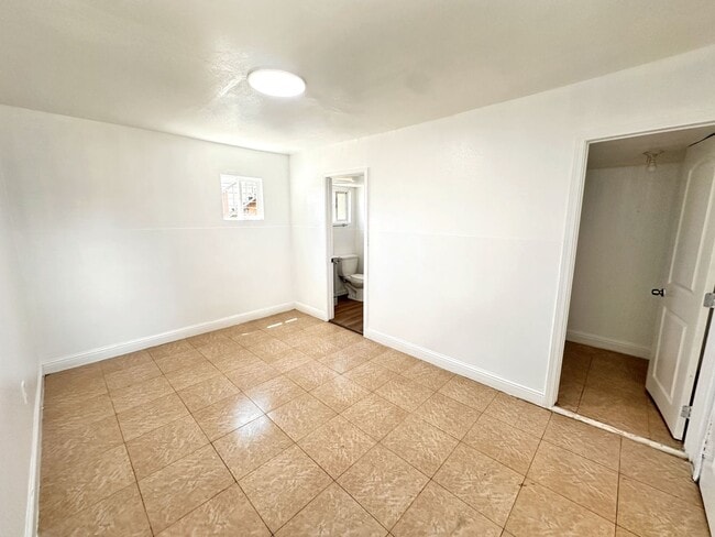 Building Photo - LARGE 4 BEDS 2 FULL BATHS HOUSE FOR RENT!