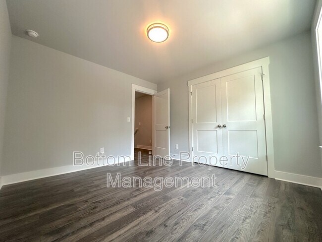 Building Photo - 2923 Burgess Dr