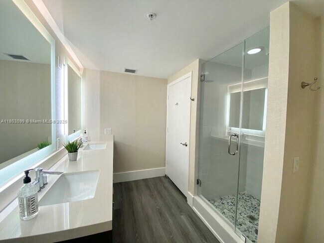 Building Photo - 17375 Collins Ave