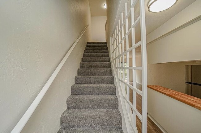 Building Photo - Two bedroom Townhouse near Ashland Community Hospital