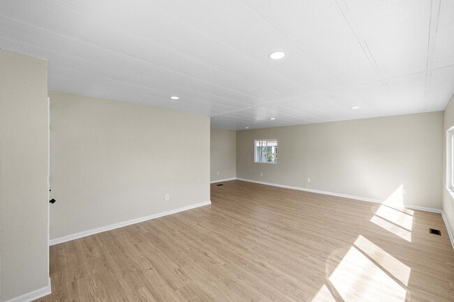 Building Photo - 34830 Lyn Ave