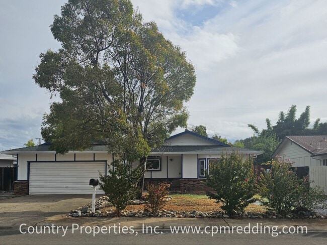 Building Photo - Spacious 3-Bedroom House with Gated Pool in Panorama Heights Coming Available Now!