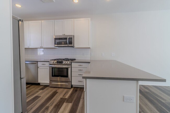 Building Photo - 1548 Simsbury St