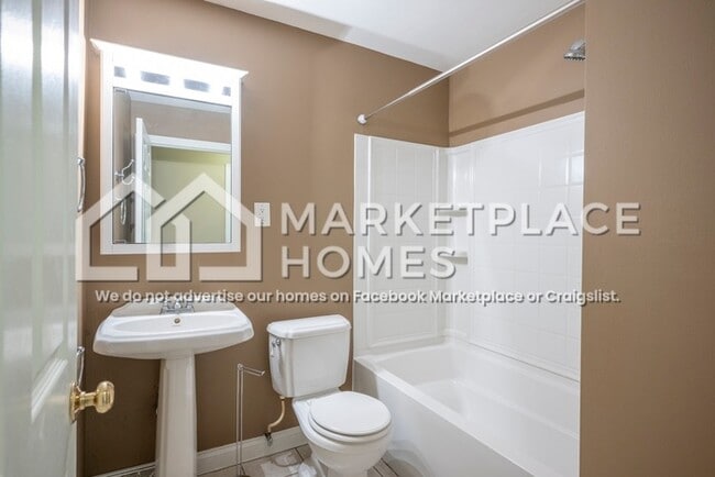 Building Photo - 2820 Oriole Dr