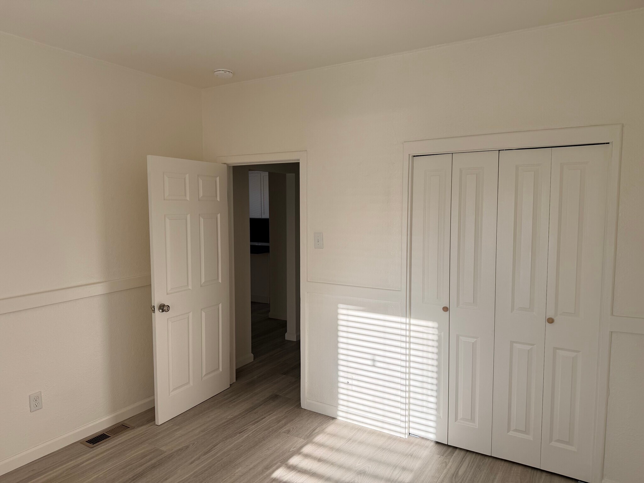 Building Photo - 394 N Livermore Ave