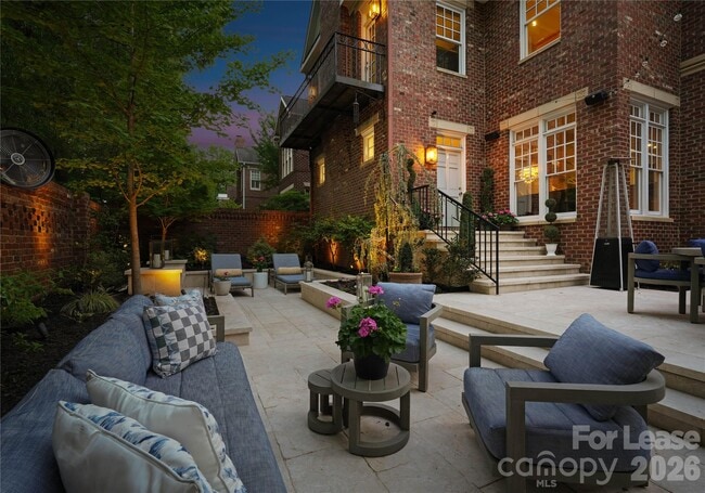 Building Photo - 1124 Dilworth Crescent Row