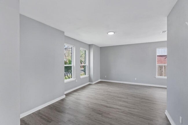 Building Photo - 700 Creekmont Dr