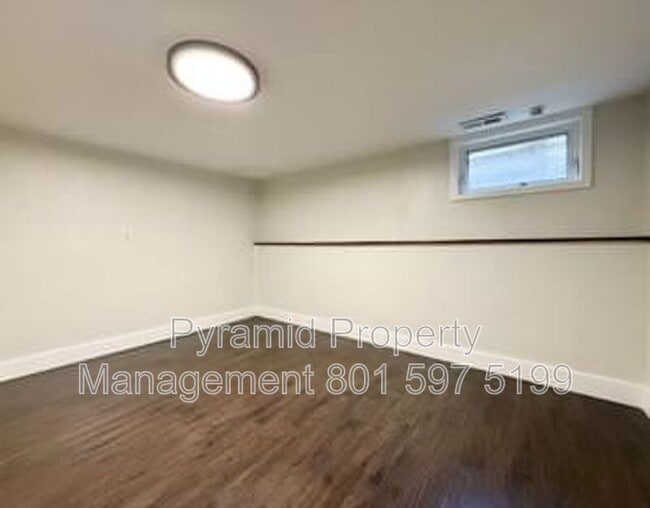 Building Photo - 652 E Roosevelt Ave
