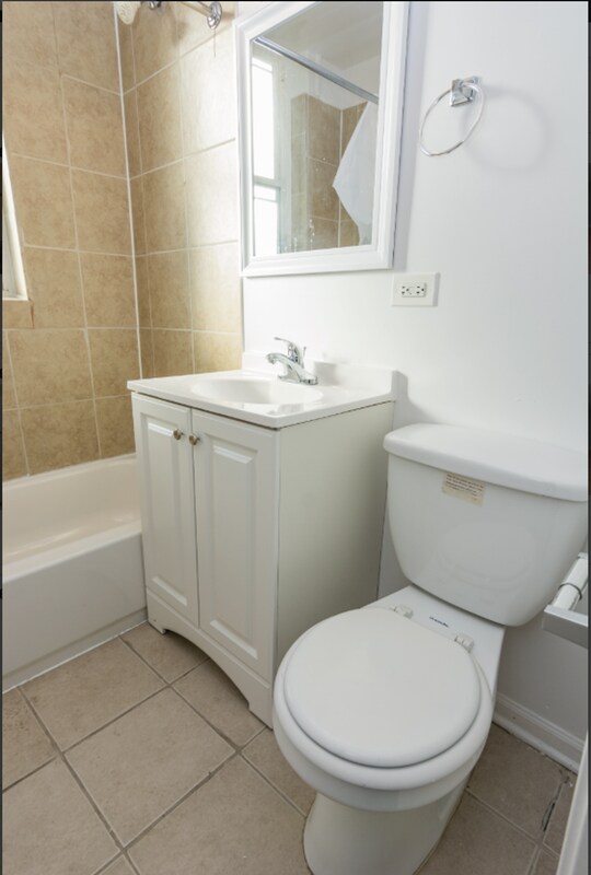 Building Photo - 1125 E 81st St