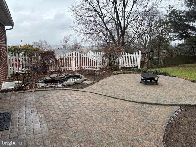 Building Photo - 5424 Valley View Dr