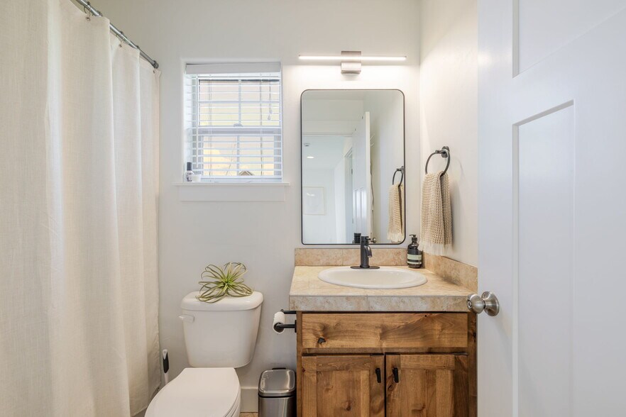 Building Photo - 63121 De Haviland Ct