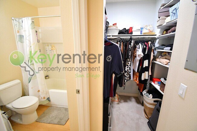 Building Photo - End-Unit Newly Remodeled Townhome in Clair...