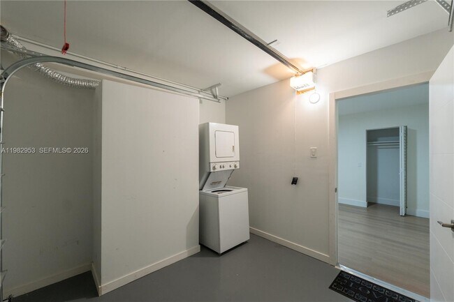 Building Photo - 1615 NE 9th St